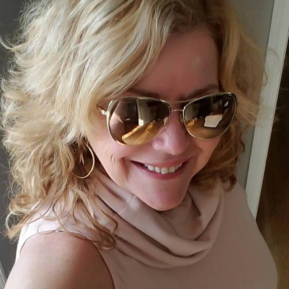 Meet your Posher, Leslie - Picture 1 of 1